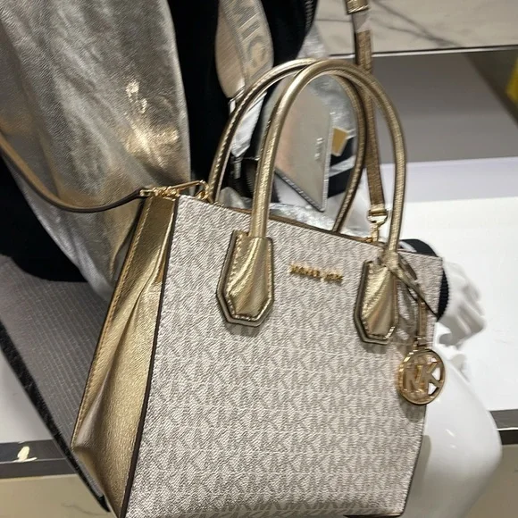 MICHAEL KORS
Mercer Medium Signature Logo and Metallic Accordion Crossbody Bag - Picture 8 of 16